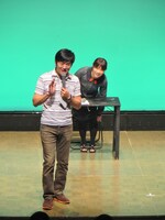 顧問の東から「映画『青天の霹靂』素晴らしかったです」と言われ、観客にも尋ねるひとり。