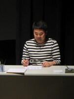 「手紙を書いている囚人のよう」と例えられた岩尾。