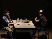 「吉田さんはブサイクではない」とフォローする橋本に、子供が自分の顔を見たときの様子を再現する吉田。