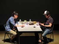 曲をかけている間、雑誌を読んでいる吉田。