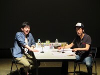 観客はリスナーという設定だが、リアルな反応に思わず見てしまう2人。