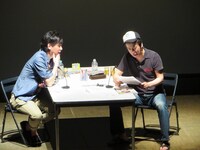 真剣に回答するため何度もメールを読み返す吉田。