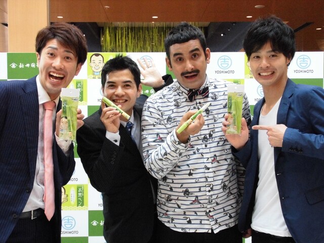 「新井園本店×よしもと コラボ商品『千原せいじのお茶ペン』発売記念イベント」に登場した（左から）ボーイフレンドとデニス。