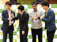 （左から）ボーイフレンドとデニス。