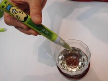 「千原せいじのお茶ペン」使用イメージ。