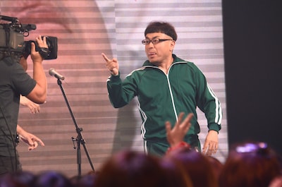 ゴールデンボンバーと共演したイジリー岡田。