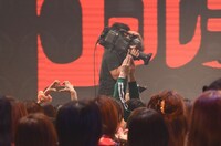 オーディエンスの中に突っ込むイジリー岡田。