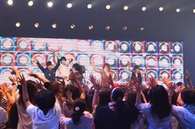 ゴールデンボンバーのステージの様子。