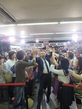 花道から入場するレイザーラモン。