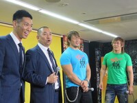 マイクの調子が悪く「地声で行きます！」と張り合う4人。