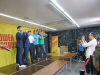 トークショー後の記念撮影。