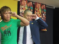 RGと同じポーズをとる内藤。