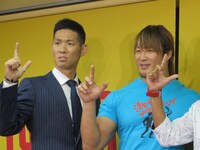 棚橋と同じポーズをとるHG。