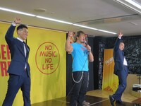 全員で棚橋の「愛してまーす！」決めポーズ。