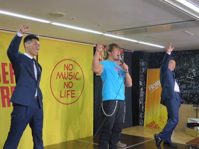 全員で棚橋の「愛してまーす！」決めポーズ。