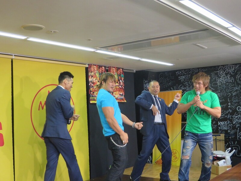 イベント終了後、急に始まったエアバンド。棚橋がギター、RGがベース、HGがドラム、内藤がボーカル。