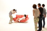 グラビア撮影に挑戦する博多華丸。