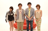 「華丸大吉的チャンネルのススメ～まだまだ知りたいスカパー！の世界～」MCの博多華丸・大吉、アシスタントの春輝。左はグラビアアイドルの岸明日香。