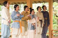 聖徳太子「あの聖徳太子の伝説は本当だったのか？」のワンシーン。左端がシソンヌじろう。(c)ドラマ「新解釈・日本史」製作委員会2014