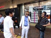 中継コーナー「飛び出せ！子ザル」に登場したじゅんいちダビッドソン。