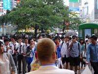 中継コーナー「飛び出せ！子ザル」に登場したじゅんいちダビッドソン。