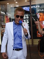 中継コーナー「飛び出せ！子ザル」に登場したじゅんいちダビッドソン。