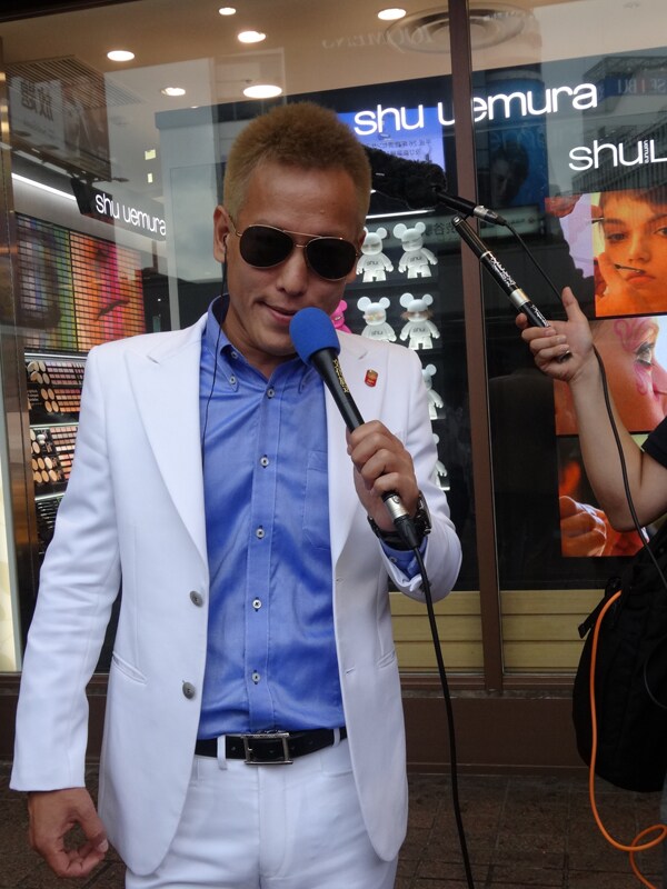 中継コーナー「飛び出せ！子ザル」に登場したじゅんいちダビッドソン。