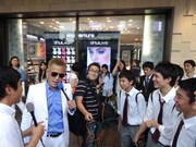 中継コーナー「飛び出せ！子ザル」に登場したじゅんいちダビッドソン。