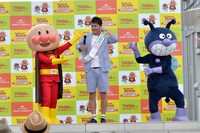 アンパンマンに1日館長のたすきをかけてもらった、ますだおかだ岡田。