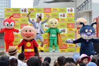 テーマ曲「りんごりんりん」をキャラクターたちとともに歌い踊る、ますだおかだ岡田。