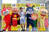 横浜アンパンマンこどもミュージアム＆モールの1日館長に就任したますだおかだ岡田と、「アンパンマン」のキャラクターたち。