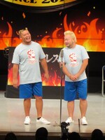 天山とハチミツ二郎の漫才。