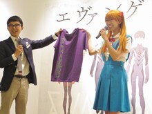 大阪限定Tシャツを手にする稲垣。