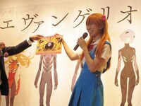 「エヴァンゲリオン展」大阪会場の内覧会にはお笑い芸人の桜 稲垣早希が登場。展覧会を見物し、見どころを語った。