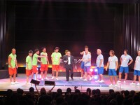 観客を黙らせようと威嚇するコミッショナー。