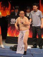 おなじみのふんどし姿になったコミッショナー。