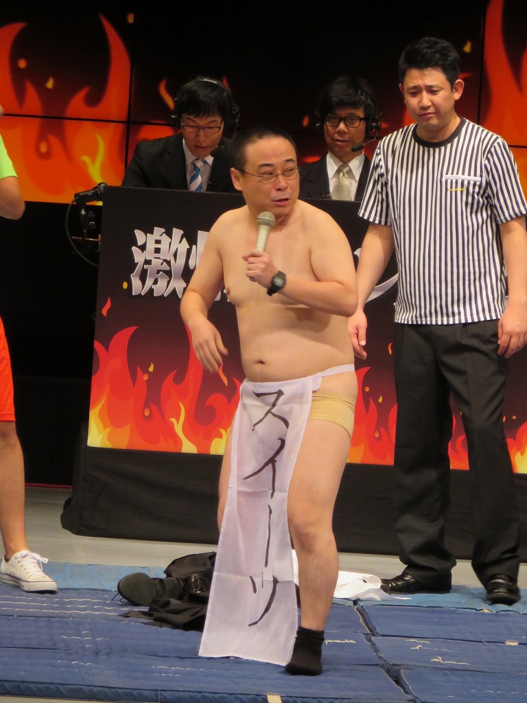 おなじみのふんどし姿になったコミッショナー。