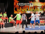 謎のポーズで天山を威嚇する川島。