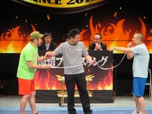 Mr.JUNKOの服をイジられる松田。