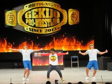 田口、バイク川崎バイク、内藤の「ヒィーヤ！」決めポーズ。