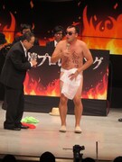 スケスケのふんどしを用意され困惑するたむら。