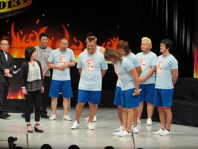 やすえに頭を下げる“100年に1人の逸材”棚橋。