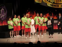 やすえに「チャラチャラしたもん」と言われ鎖を外した真壁。