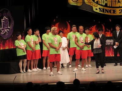 やすえに「チャラチャラしたもん」と言われ鎖を外した真壁。