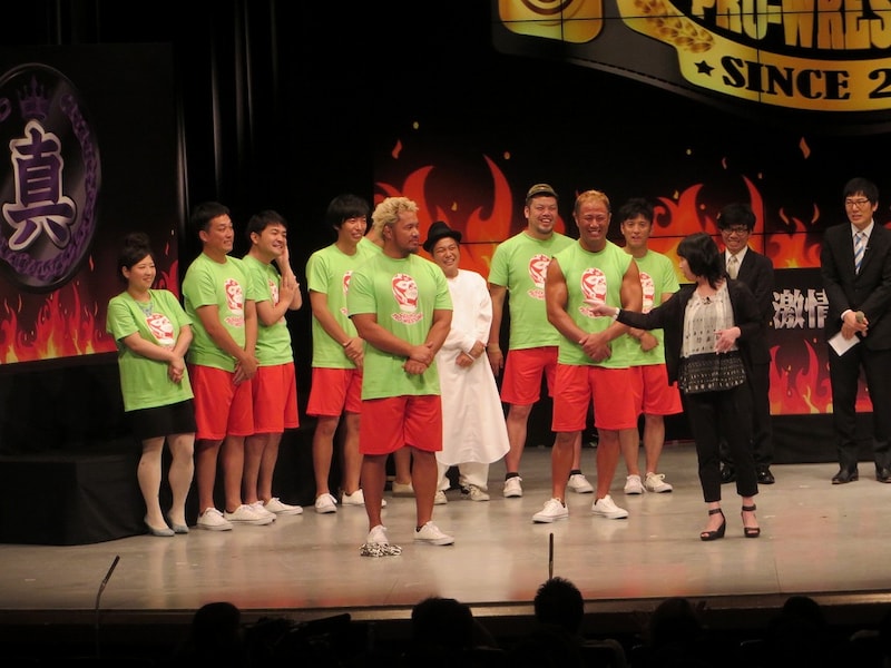 やすえに「チャラチャラしたもん」と言われ鎖を外した真壁。