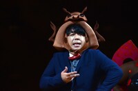 オーヴォ日本公演グランドオープニングでモノマネを披露した「カブトムシの雌」の被り物を着ける日村。
