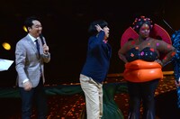 コミカルな動きで観客を楽しませる日村。