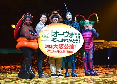 「ダイハツ オーヴォ」日本公演スペシャルサポーターのバナナマンと、キャスト。