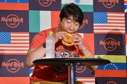 ハンバーガーを試食する寺門ジモン。