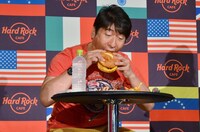ハンバーガーを試食する寺門ジモン。